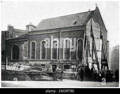 Die Fassade der Sardinian Chapel of Lincoln's Inn, London, vor dem Abriss im Jahr 1906. Die Kapelle wurde abgerissen, um Platz für die neue Kingsway-Durchfahrtsstraße zu schaffen, die später durch eine neue Kirche an der Vorderseite des Kingsway ersetzt wurde. 1906 Stockfoto