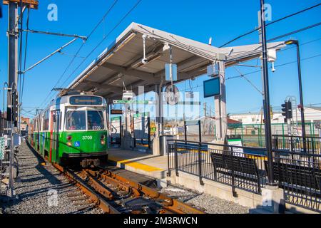 MBTA Green Line Kinki Sharyo Typ 7 Zug am Bahnhof East Somerville in Somerville, Massachusetts, MA, USA. Green Line Extension wurde am 12. Dezember 202 eröffnet Stockfoto