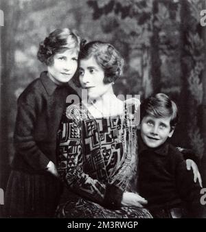 Lady Rosemary Leveson-Gower, die Schwester von H.R.H. Die Herzogin von York, mit ihren beiden Kindern, Granville und Mary. Sie war die zweite Tochter des Grafen und der Gräfin von Strathmore und die Ehefrau von Hauptmann William Spencer Leveson-Gower. Datum: 1927 Stockfoto