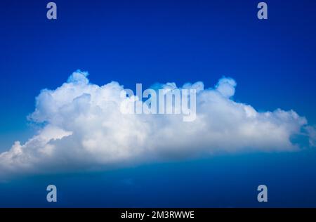 Ein bewölkter Tag ist nichts gegen eine sonnige Stimmung Stockfoto