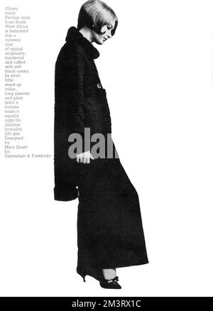 Eine Seite von einem Modemagazin in The Tatler, mit einem glänzenden schwarzen persischen Lammmantel „von typischer Originalität“ von Mary Quant für Debenham &amp; Frebody. Der Mantel verfügt über einen kleinen Stehkragen, lange Ärmel und einfarbige Schneiderknöpfe. Datum: 1965 Stockfoto