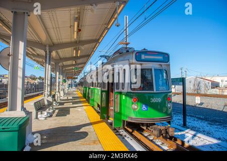 MBTA Green Line Kinki Sharyo Typ 7 Zug am Bahnhof East Somerville in Somerville, Massachusetts, MA, USA. Green Line Extension wurde am 12. Dezember 202 eröffnet Stockfoto