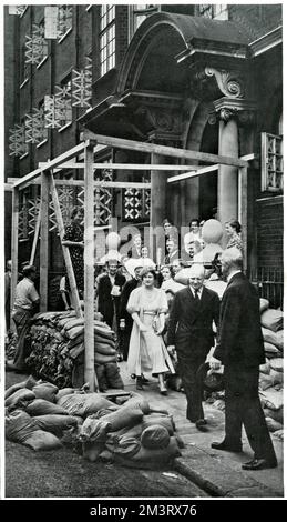 Königin Elizabeth (später die Königinmutter) zeigte sich kurz vor der Kriegserklärung im September 1939 beim Besuch des Vincent Square Infants' Hospital in Victoria, London. Beachten Sie die mit Klebeband versehenen Fenster und Sandsäcke, die bereits als Vorsichtsmaßnahme gegen Luftangriffe verwendet werden. Datum: 1939 Stockfoto