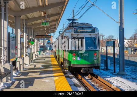 MBTA Green Line Kinki Sharyo Typ 7 Zug am Bahnhof East Somerville in Somerville, Massachusetts, MA, USA. Green Line Extension wurde am 12. Dezember 202 eröffnet Stockfoto