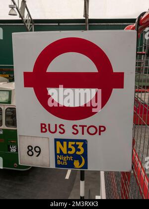 Ein typisches Schild für die Bushaltestelle London Transport (für 89 und N53) im London Bus Museum, Teil des Brooklands Museum, Surrey, Großbritannien. Stockfoto