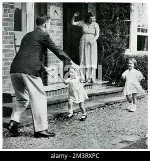 Ein britischer Mann, der ins Land gereist ist, um seine evakuierte Familie zu sehen, wird am zweiten Wochenende des Krieges von seinen Kindern und seiner Frau begrüßt. September 1939 Stockfoto