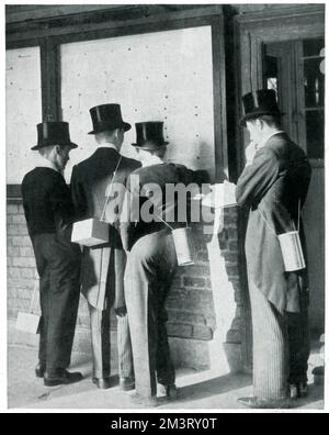 College-Jungs, die mit Gasmasken nach Eton zurückkehren, September 1939 Stockfoto