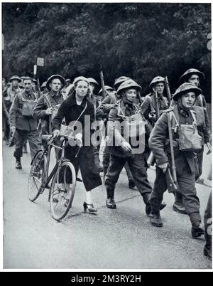 Britische Soldaten marschieren in Uniformen, September 1939 Stockfoto