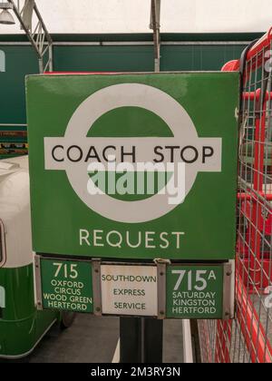 Ein London Transport Coach Stop-Schild für einen Zwischenstopp (für 715 und 715a) im London Bus Museum, Teil des Brooklands Museum, Surrey, Großbritannien. Stockfoto