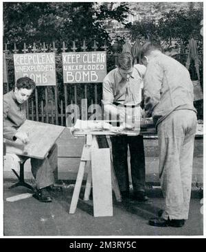 ARP-Freiwillige streichen Holzbretter mit: „Keep clear Unexploded Bombe“, um Zivilisten zu warnen, wenn eine Bombe nicht explodiert. Datum: 1939 Stockfoto