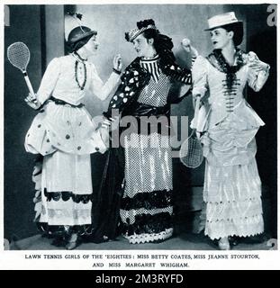 Eine Gruppe, gekleidet als Rasentennismädchen der 1880er Jahre, für die Charity Matinee-Vorstellung im Pavilion Theater der Schüler von Madame Vacanis Tanzschule. Diese Gruppe zeigt Miss Betty Coates, Miss Jeanne Stourton und Miss Margaret Whigham. Margaret Whigham, 16 Jahre alt, sollte Debütantin des Jahres werden, als sie herauskam. Sie war später die gefeierte Mrs. Charles Sweeny, und dann, in ihrer zweiten Ehe, die Herzogin von Argyll, die sich 1963 scheiden ließ, skandalierte das Land. Jeanne und Margaret waren befreundet und ihre enge physische Ähnlichkeit zueinander war oft noch etwas wert Stockfoto