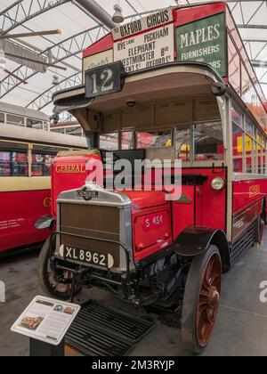 A No 12 London General Omnibus Company AEC S-TYPE Bus ab 1922 (XL8962) im London Bus Museum, Teil des Brooklands Museum, Surrey, Großbritannien. Stockfoto