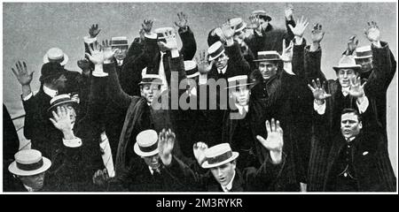 Ankunft des australischen Rugby-Teams in Plymouth am 19. September 1908. Das Team stellte sich vor, der SS den Kriegsschrei zu geben. "Omrahs'" Passagiere beim Verlassen des Schiffes. Australien kam nach Großbritannien für eine Rugby-Gewerkschafts-Tour, die auf Club- und nationaler Ebene spielte. Datum: 1908 Stockfoto