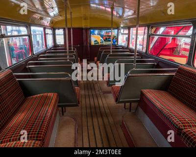 Das untere Deck in einem London Transport Routemaster Bus im London Bus Museum, Teil des Brooklands Museum, Surrey, Großbritannien. Stockfoto