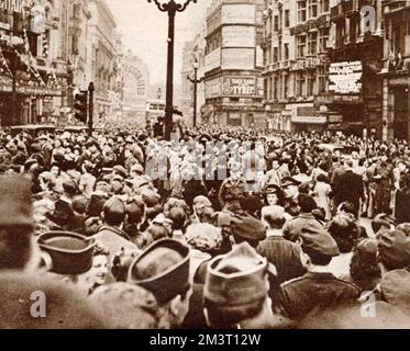 Die Menschenmassen versammeln sich im Piccadilly Circus, einem der Schwerpunkte der Feierlichkeiten am VE Day, 8. Mai 1945. Stockfoto