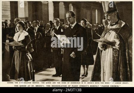 Königin Elizabeth II. Und der Herzog von Edinburgh mit dem Bischof von London (rechts) bei der Einweihungsfeier für St. Brautkirche, Fleet Street, London. Stockfoto