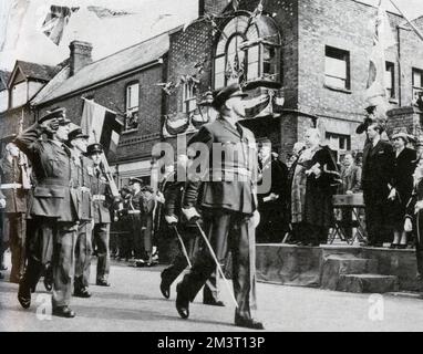 Offiziere und Männer der R.A.F. Station in Abingdon, einer der Hauptflugplätze des Transportkommandos, marschiert vorbei am Bürgermeister der Gemeinde, der den Salut nimmt. Die Freiheit des Borough wurde der Luftwaffenstation vom Stadtrat verliehen, um die Freundschaft zwischen Stadt und Station zu stärken. Stockfoto