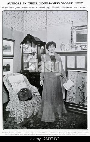 Isobel Violet Hunt (1862-1942), britische Autorin und literarische Gastgeberin; Schriftstellerin feministischer Romane. Sie gründete 1908 die Women Writers' Commandge League und nahm an der Gründung von International PEN Teil. Zu Hause abgebildet, Teil einer Serie von Tatler über berühmte zeitgenössische literarische Figuren der damaligen Zeit. Der Raum, in dem sie fotografiert wird, spiegelt den künstlerischen Geschmack der Zeit wider, einschließlich der Tapete über der Bilderschiene, die William Morris 'Daisy' ist. MS Hunt wird von ihrer Katze aufgehetzt, deren Ausdruck des völligen Unverständnisses vom Fotografen für die Nachwelt aufgenommen wurde. Stockfoto