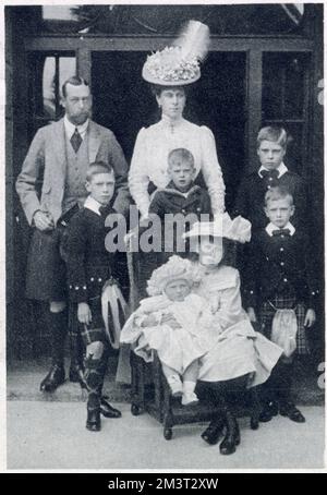 Herzog und Herzogin von York (später König George V. und Königin Mary, Gemahl Britians), mit ihren sechs Kindern in Abergeldie. (Einschließlich Prinz John). (Von links nach rechts) Prince Albert, Duke of York (1895-1952), Prinzessin Mary (1897-1965), Prince Edward of Wales (1894-1972), Prinz John (von links nach rechts unten), Die im Alter von 14 Jahren an einem schweren Epilepsie-Anfall (1905-1919) starben, Prinz Henry, Herzog von Gloucester (1900-1974) und Prinz George, Herzog von Kent (1902-1942). Datum: 1906 Stockfoto