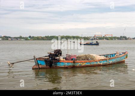 Fischerboote, die mit Netzen beladen sind, liegen am Chao Phraya River in Thailand vor Stockfoto