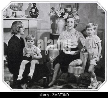 Mrs. Bryan Guinness, ehemals Diana Mitford, zeigte sich in ihrem Haus mit ihrer Schwester Unity Mitford und ihren beiden Söhnen Jonathan und Desmond. Stockfoto