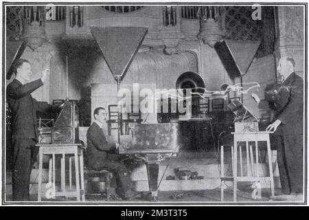 Leon Theremin (1896 - 1993) demonstriert sein elektronisches Musikinstrument in einem Konzert in der Albert Hall (im Bild), wo er Schuberts „Ave Maria“ und andere Sendungen spielte. Er wird hier im Duett mit Mr. Goldberg gezeigt. Theremin war ein russischer und sowjetischer Erfinder, der vor allem für seine Erfindung des Theremins berühmt war, eines der ersten elektronischen Musikinstrumente und das erste, das in Massenproduktion produziert wurde. Stockfoto