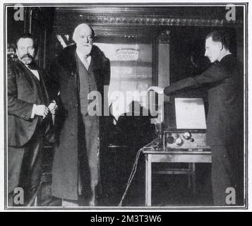 Leon Theremin (1896 - 1993) demonstriert sein elektronisches Musikinstrument einer Gruppe eingeladener Wissenschaftler (einschließlich Sir Henry Wood (links) und Sir Oliver Lodge) im Savoy Hotel. Theremin ist ein russischer und sowjetischer Erfinder und berühmt für seine Erfindung des Theremins, eines der ersten elektronischen Musikinstrumente und das erste, das in Massenproduktion produziert wurde. Stockfoto