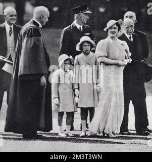 Königlicher Besuch im Eton College: Königin Elizabeth (später die Königinmutter) mit Prinzessin Elizabeth (später Königin Elizabeth II) und Prinzessin Margaret, begleitet vom Provost von Eton, Lord Hugh Cecil (zweite von links). Datum: 1937 Stockfoto