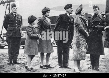 Die königliche Familie an einer Küstenstation: König George VI. Und Königin Elizabeth mit den Prinzessinnen Elizabeth und Margaret, die R.A.F.-Flugzeuge inspizieren. Stockfoto