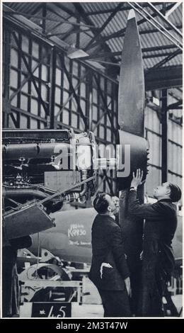 Der Propeller wird aufgesetzt, fast die letzte Bauphase in der Werkstatt in Vickers-Supermarine Works, Southampton, Großbritannien. Datum: Februar 1939 Stockfoto