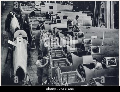 Tag und Nacht Massenproduktion des Einsitzer-Kampffliegers Spitfire bei Vickers-Supermarine Works, Southampton, Großbritannien. Foto der Herstellung der Mittelteile des Spitfire-Rumpfs, der aus drei Teilen besteht und nach dem Verlassen der Wiege den letzten Schliff erhält. Datum: Februar 1939 Stockfoto