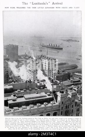 Die RMS Lusitania kommen zum ersten Mal in New York an, nachdem sie die Überquerung des Atlantiks in fünf Tagen auf See abgeschlossen haben. Das Foto zeigt den britischen Ozeanliner vom Kai aus und wird mit Hupen und Schröpfen herzlich begrüßt. Stockfoto