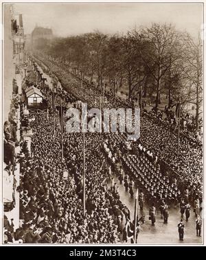 Ein Foto der riesigen Menschenmassen, die sich in London versammelten, um die Trauerprozession von König George V. zu sehen. Schätzungen zufolge sahen zwischen einer und drei Millionen Menschen die Prozession (oder versuchten es zumindest). Die Szene in Piccadilly zeigt den Druck der Menschenmassen, die die Truppen, die die Straße säumen, zu einer Wölbung zwangen. Stockfoto