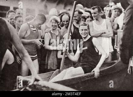 Der Prinz von Wales (später König Edward VIII) in einem hawaiianischen Kanu, gleich beim Surfen in Waukiki (Waikiki). Er stand unter der Leitung des berühmten Schwimmers, Duke Kahanamoku. Stockfoto