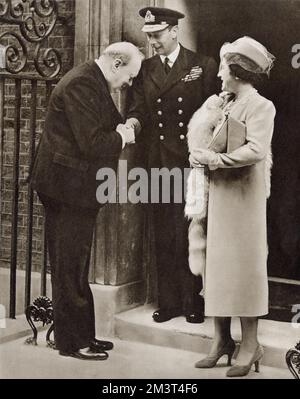 Das Reich ist die große drei. Premierminister Winston Churchill sagte Auf Wiedersehen zu König George VI. Und Königin Elisabeth, als sie die Downing Street 10 nach einem privaten Mittagessen verließen. Stockfoto