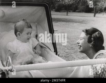 Prinz-Charles-Baby mit seiner Mutter, Prinzessin Elizabeth, aufgenommen im Windlesham Moor. Stockfoto