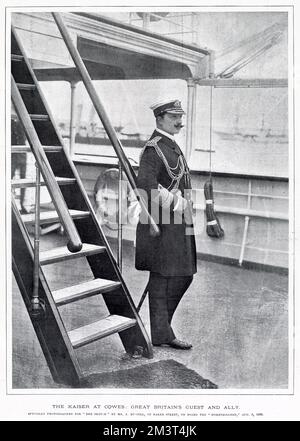 Wilhelm II. (1859-1941), letzter deutscher Kaiser und König von Preußen, regiert vom 15. Juni 1888 bis zu seiner Abdankung am 9. November 1918. Ein Foto zeigt Wilhelm II (Kaiser) an Bord der „Hohenzollern“ als Gast in Großbritannien bei der jährlichen Cowes Week Regatta. Stockfoto