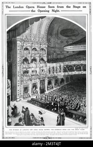 Das Londoner Opernhaus wurde am Eröffnungsabend von der Bühne aus gesehen. Das Londoner Opernhaus am Kingsway wurde 1911 mit einer Produktion von Quo Vadis eröffnet. Das Auditorium wurde im französischen Renaissance-Stil gestaltet, mit 18 oberen Boxen, die das Proszenium flankieren (neun auf jeder Seite), und sieben auf einer Ebene mit der Bühne auf jeder Seite sowie einem Abwinkeln von 15 Logen direkt unter dem großen Kreis. Ein Teil der Stätte ist jetzt das Peacock Theatre. Stockfoto