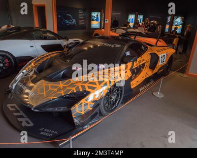 The McLaren Senna GTR in The McLaren: Driven by Design, Brooklands Museum, Surrey, Großbritannien. Stockfoto