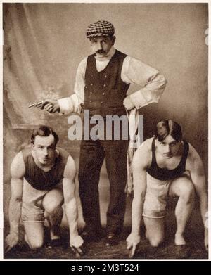 Sportlerin Alec Nelson (1872 - 1944) (links) im Alter von 33 Jahren mit Beauchamp Day (dem Viertelmeilenmeister). Als seine Laufkarriere zu Ende ging, begann Nelson mit dem Coaching. Er war professioneller Trainer an der Cambridge University 1908-1913 und trainierte auch britische Athleten für die Olympischen Spiele 1912 in Stockholm. Stockfoto