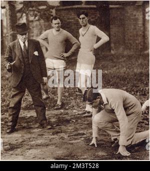 Coach Alec Nelson (1872 - 1944) in Fenners. Als seine eigene Laufkarriere zu Ende ging, nahm Nelson das Coaching auf. Er war professioneller Trainer bei Cambridge 1908-1913 und trainierte auch britische Athleten für die Olympischen Spiele 1912 in Stockholm. Stockfoto