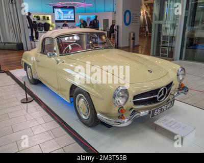 Ein 1962 Mercedes-Benz 190 SL (W121 PS) in Mercedes-Benz Brooklands und Mercedes-Benz World, Weybridge, Surrey, Großbritannien. Stockfoto