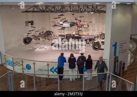 „View Suspended 2“, eine Installation eines Mercedes GP Formel-1-Autos Paul Veroude in Mercedes-Benz World, Weybridge, Surrey, Großbritannien. Stockfoto