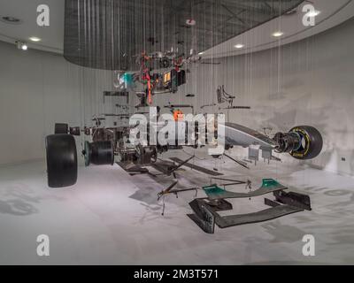 „View Suspended 2“, eine Installation eines Mercedes GP Formel-1-Autos Paul Veroude in Mercedes-Benz World, Weybridge, Surrey, Großbritannien. Stockfoto