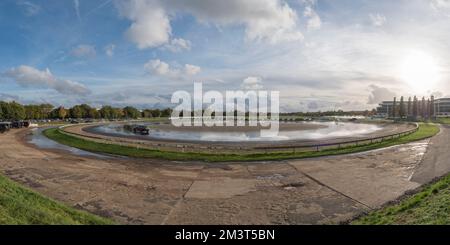 Panoramablick auf den Gleitschuh bei Mercedes-Benz Brooklands und Mercedes-Benz World, Weybridge, Surrey, Großbritannien. Stockfoto