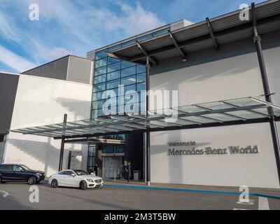 Haupteingang zu Mercedes-Benz Brooklands und Mercedes-Benz World, Weybridge, Surrey, Großbritannien. Stockfoto