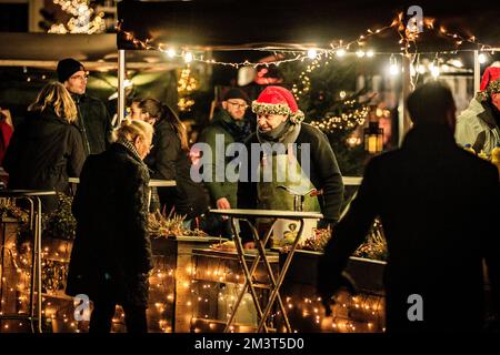 HEUSDEN - Besucher auf einem Weihnachtsmarkt. Nach Deutschland finden auch in den Niederlanden immer mehr Weihnachtsmärkte statt. ANP LEVIN DEN BOER niederlande raus - belgien raus Stockfoto