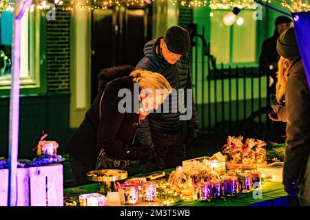 HEUSDEN - Besucher auf einem Weihnachtsmarkt. Nach Deutschland finden auch in den Niederlanden immer mehr Weihnachtsmärkte statt. ANP LEVIN DEN BOER niederlande raus - belgien raus Stockfoto