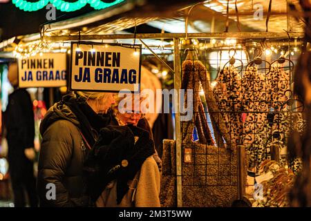 HEUSDEN - Besucher auf einem Weihnachtsmarkt. Nach Deutschland finden auch in den Niederlanden immer mehr Weihnachtsmärkte statt. ANP LEVIN DEN BOER niederlande raus - belgien raus Stockfoto