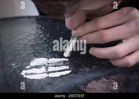 Kokain und Drogenabhängige, Nahaufnahme. Lebensstil. Suchtbegriff Stockfoto